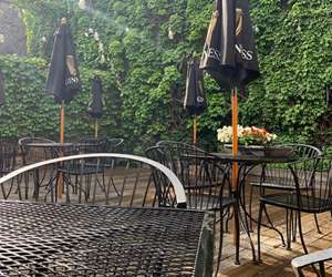 Rediscover our courtyard for prime outdoor seating. 